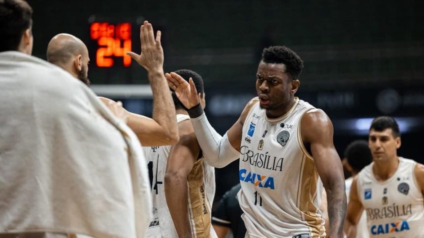 Brunão vibra junto com jogadores do Brasília no jogo 5 das quartas de final do NBB contra o Flamengo (Foto: Matheus Maranhão / CAIXA Brasília)