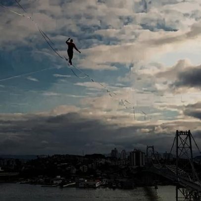 Atleta de SC quebra recorde de highline urbano nas Américas em Florianópolis
