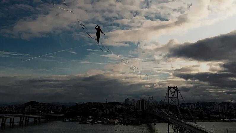 Rafael Bridi garantiu o título de maior highline urbano das Américas (Fotos Andy Puerari/Divulgação)