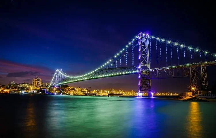 Quantum Engenharia foi a responsável pelo projeto e instalação da iluminação cênica da Ponte Hercílio Luz, que liga a região continental da Capital à Ilha (Divulgação/Divulgação)