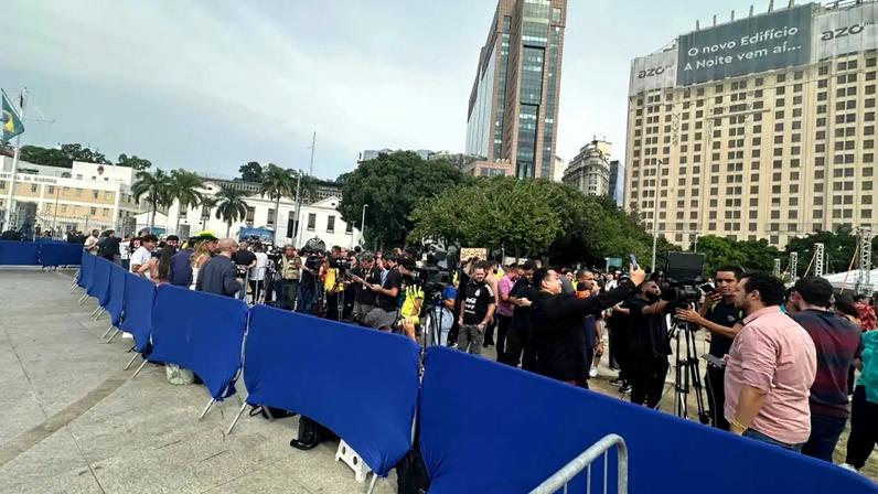 Foto de multidão em frente ao Museu do Amanhã, no Centro do Rio de Janeiro.