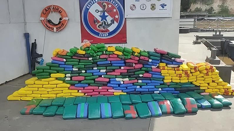 Ao todo, foram apreendidos 296 tabletes de maconha e outros 55 tabletes de pasta-base de cocaína, totalizando 357 quilos de entorpecentes