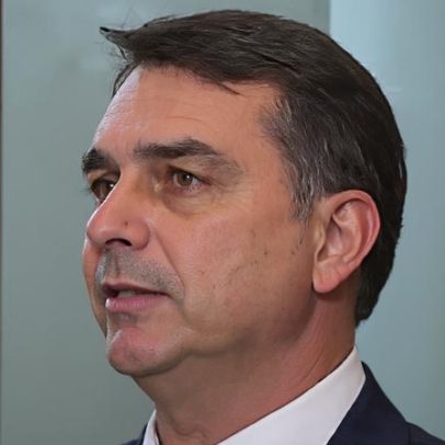 Flávio Bolsonaro confirma encontro com Vorcaro após prisão de banqueiro
