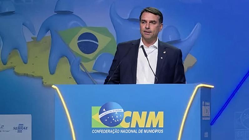 Flávio Bolsonaro durante a CNM