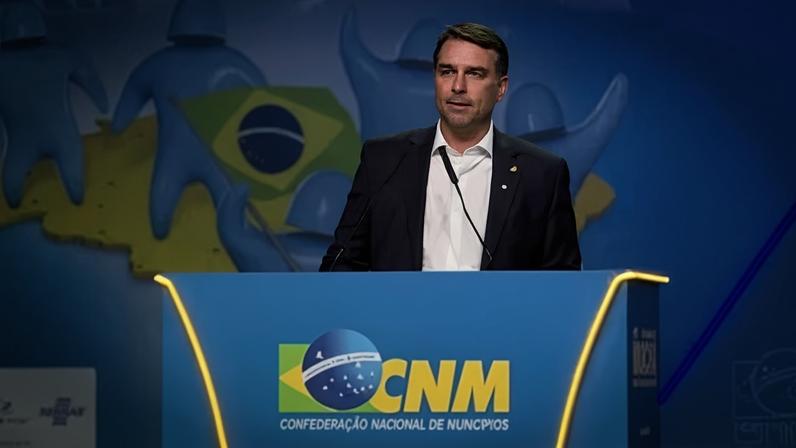 Flávio Bolsonaro durante a CNM