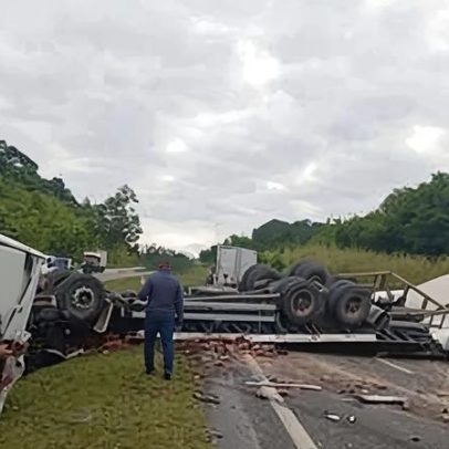 Caminhão de batata-doce tomba e provoca engavetamento no interior de SP