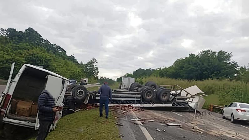 Tombamento de caminhão causa engavetamento em rodovia