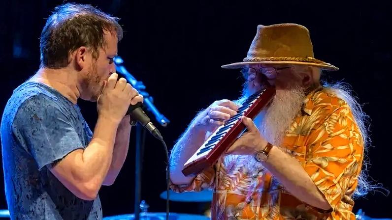 O gaitista Gabriel Grossi em apresentação antiga com Hermeto Pascoal
