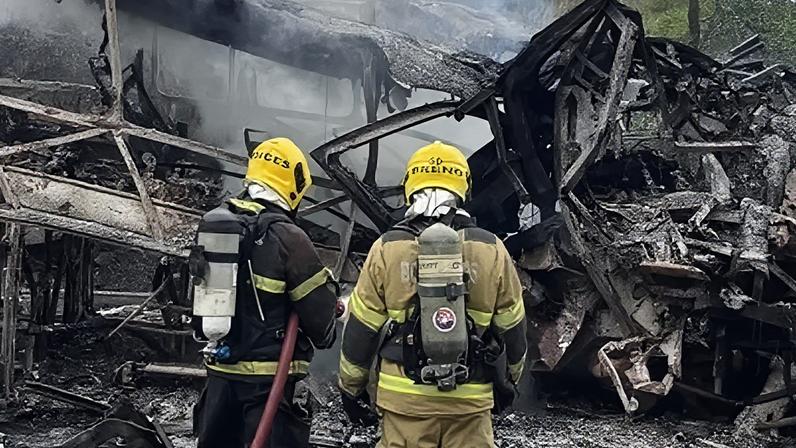 Bebê está entre mortos em acidente entre ônibus e carreta em MG