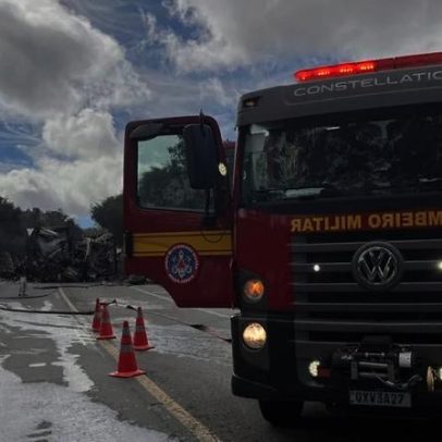 BR-251 é liberada após acidente envolvendo ônibus e carreta em MG