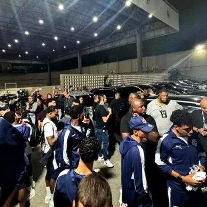 Clima em São Januário fica hostil após derrota para o Bragantino