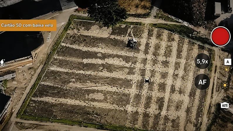 Treinamento com drone foi flagrado pela polícia. Na imagem, melhorada por inteligência artificial pelas autoridades, é possível visualizar o equipamento sendo manuseado pelos suspeitos
