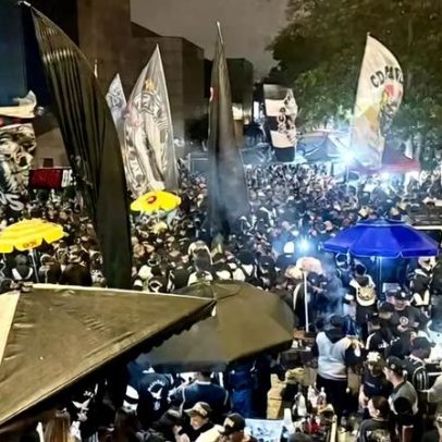 Torcida do Corinthians celebra expulsão de Andrés Sánchez