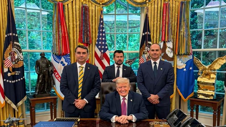 Flávio Bolsonaro, o jornalista Paulo Figueiredo e o ex-deputado Eduardo Bolsonaro durante encontro com o presidente Donald Trump, dos EUA, nesta terça (26) (Foto: Divulgação/Paulo Figueiredo)