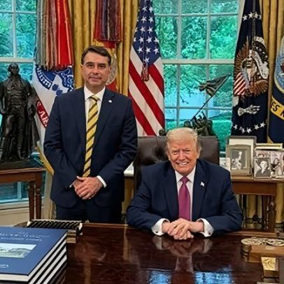 Flávio Bolsonaro se reúne com Donald Trump na Casa Branca
