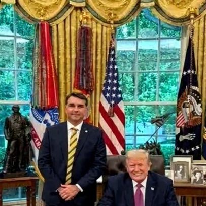Flávio Bolsonaro encontra Trump na Casa Branca e publica foto