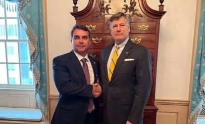 Flávio Bolsonaro se reúne com o número 2 da diplomacia dos EUA