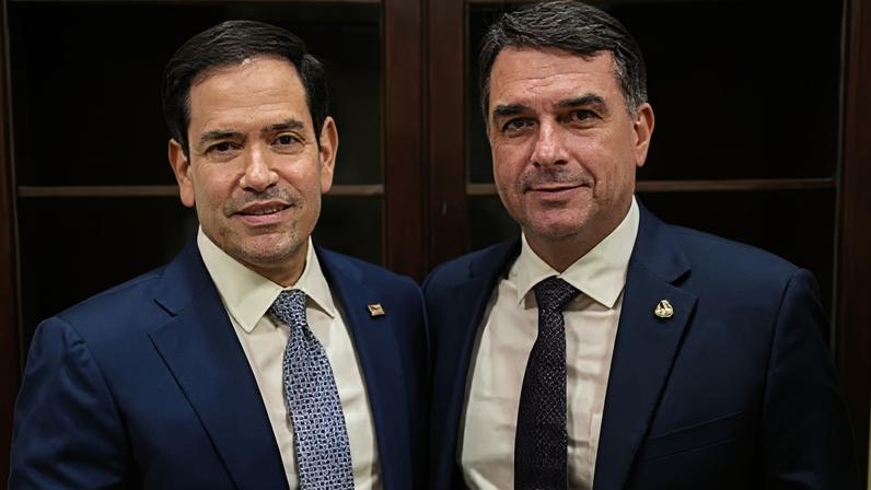 O senador Flávio Bolsonaro ao lado do secretário de Estado dos EUA, Marco Rubio