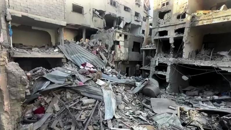Destroços de prédios e escombros tomam as ruas após bombardeios em Gaza | Foto: Reuters