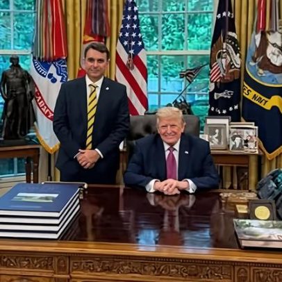 Flávio leva camisa da seleção ao encontro com Trump, mas não entrega