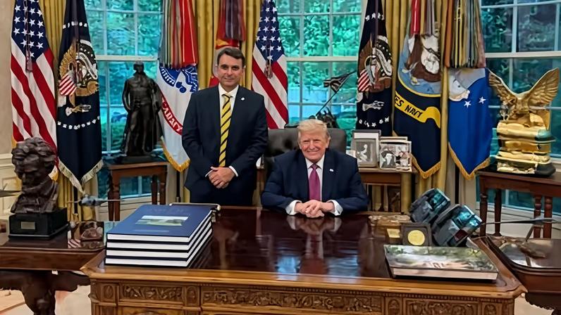 Flávio Bolsonaro no Salão Oval com Trump