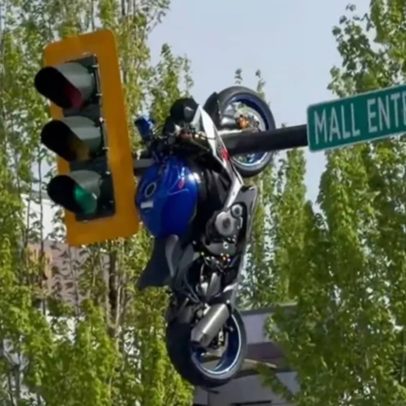 Moto fica pendurada em semáforo após acidente de trânsito no Canadá