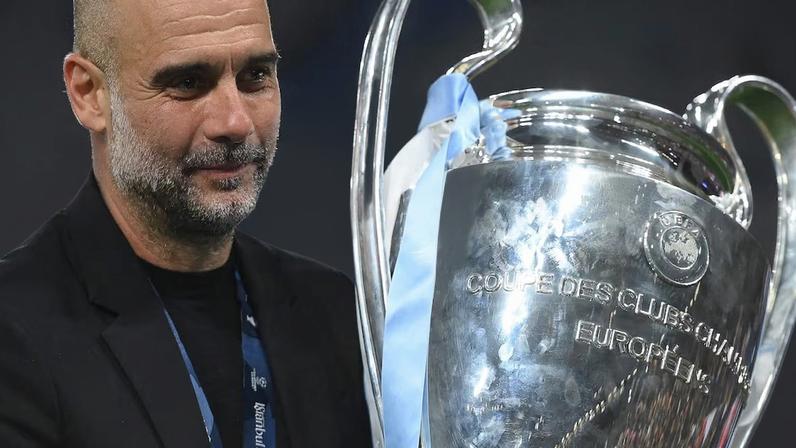Guardiola com a taça da Champions League conquistada com o Manchester City