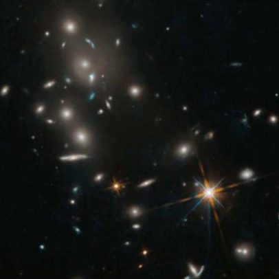 Hubble revela aglomerado colossal de galáxias a bilhões de anos-luz