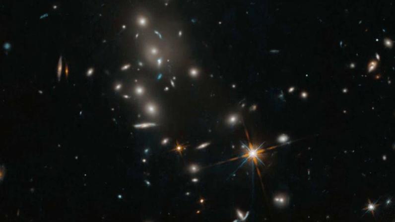 Hubble registrou um gigantesco aglomerado de galáxias localizado a bilhões de anos-luz da Terra. (Imagem: NASA, ESA, H. Ebeling (Universidade do Havaí); Processamento de imagem: G. Kober (NASA/Universidade Católica da América))
