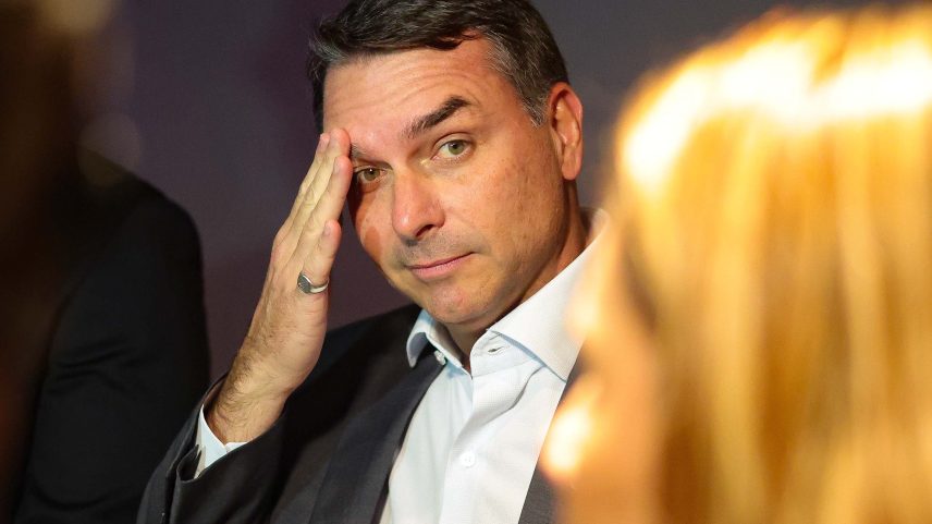 Flávio Bolsonaro afirmou que não há irregularidade em conversas com Daniel Vorcaro