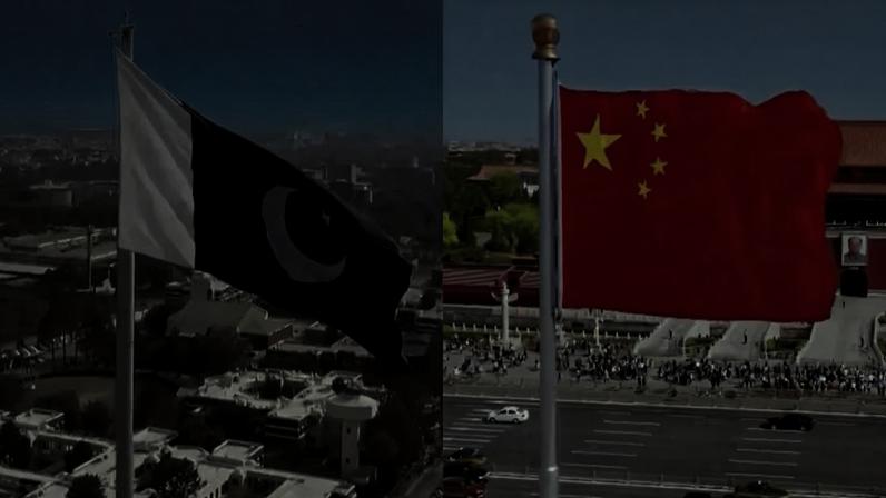 As bandeiras do Paquistão e da China estão expostas lado a lado em uma montagem.