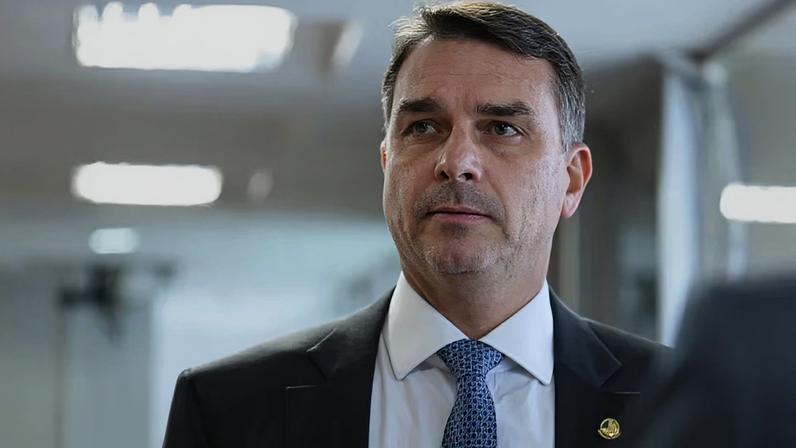 Flávio admite ter pedido dinheiro a Vorcaro filme de Bolsonaro, defende CPI
