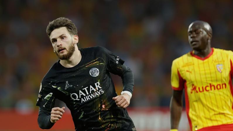 Khvicha Kvaratskhelia fez o gol que deu o título francês ao PSG.
