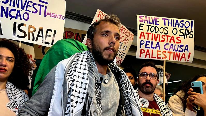 O ativista Thiago Ávila foi preso por militares de Israel em águas internacionais