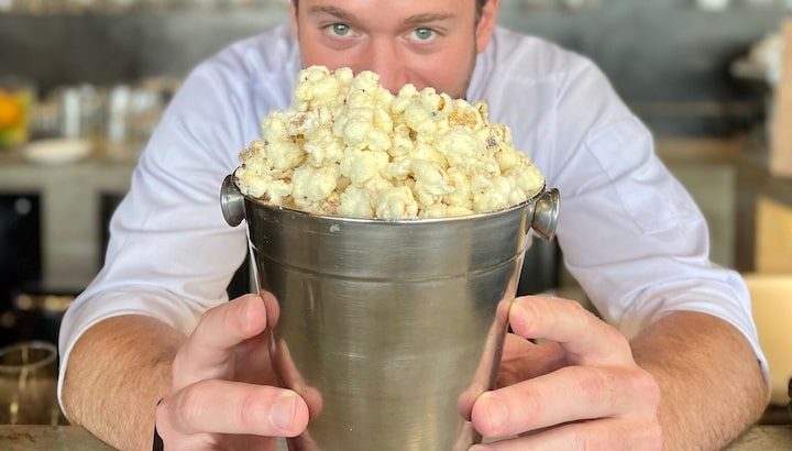 Pipoca com leite em pó ganha destaque como nova opção de lanche