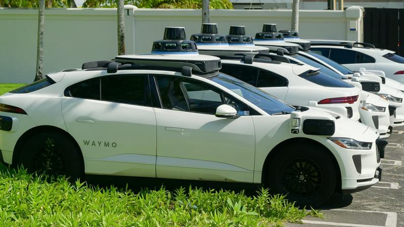 Carro Autônomo Waymo Miami, Florida, USA - 4 December 2023: Waymo autonomous driving vehicles parked in a row. The cars are use as self-hail taxis.