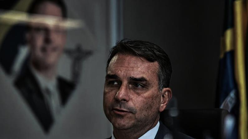 Reportagem do site The Intercept Brasil informou que o senador negociou apoio financeiro do banqueiro para financiar um filme sobre seu pai, o ex-presidente Jair Bolsonaro