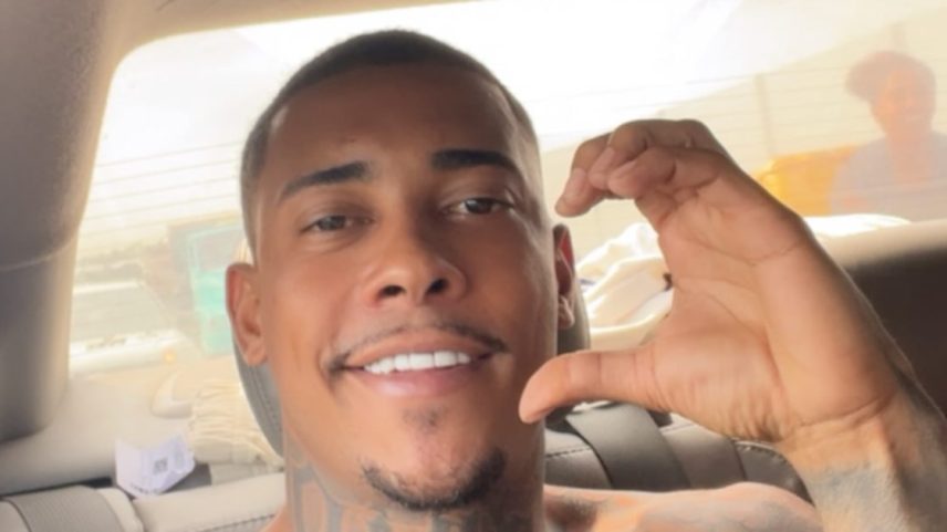 MC Poze ao deixar presídio em Bangu