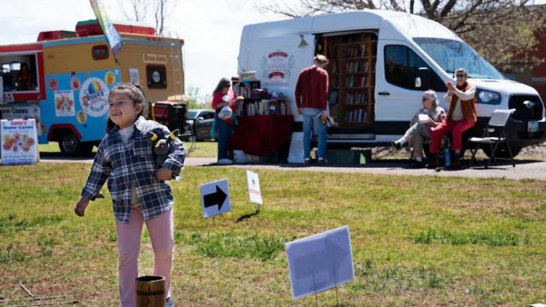 A Saint Rita’s Amazing Traveling Bookstore funciona quando e onde sua dona quer