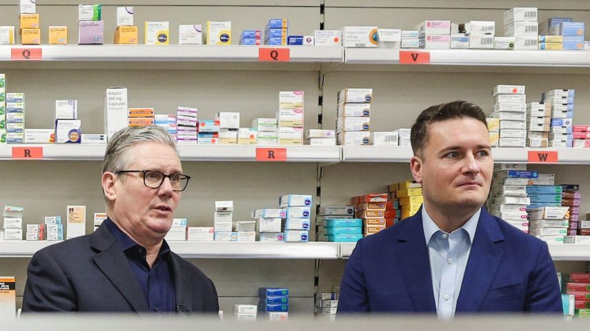 Wes Streeting, apontado como possível desafiante do premiê, acusa falta de liderança no Partido Trabalhista; saída ocorre em meio a derrotas eleitorais, rachas internos e pressão crescente