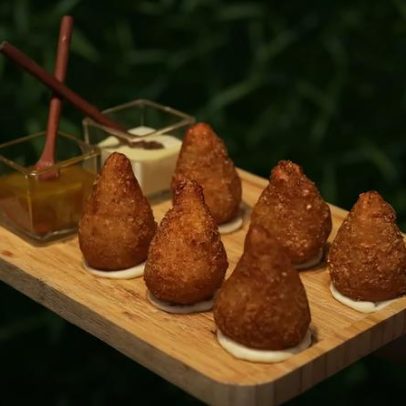 Brasileiro gasta R$ 9,7 bilhões em coxinhas em um ano, revela pesquisa