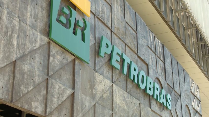 Fachada de prédio com logotipo da Petrobras em destaque na parede externa