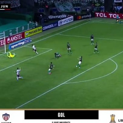 Muriel finaliza; bola passa sob goleiro Palmeiras após falha de Carlos Miguel