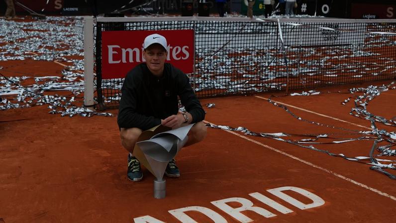Sinner atropela Zverev em menos de 1h, é campeão em Madri e conquista 5º Masters consecutivo.