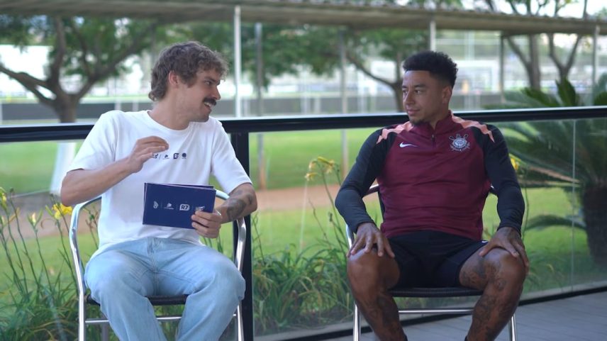 Lucas Faraldo, repórter do #DesimpedidosNoR7, em entrevista exclusiva com Jesse Lingard, atacante do Corinthians.