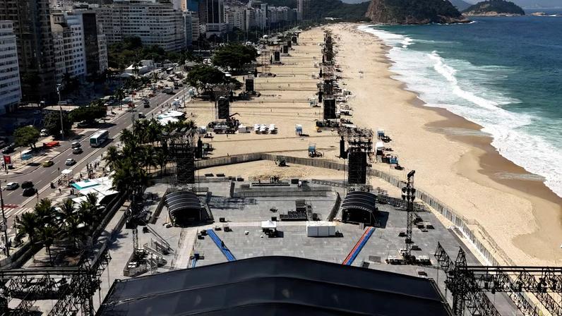 Vista aérea da Praia de Copacabana, pronta para o show da Shakira