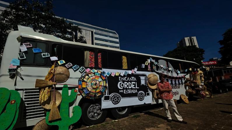 Projeto Encanta Cordel na Estrada estaciona ônibus em Presidente Alves
