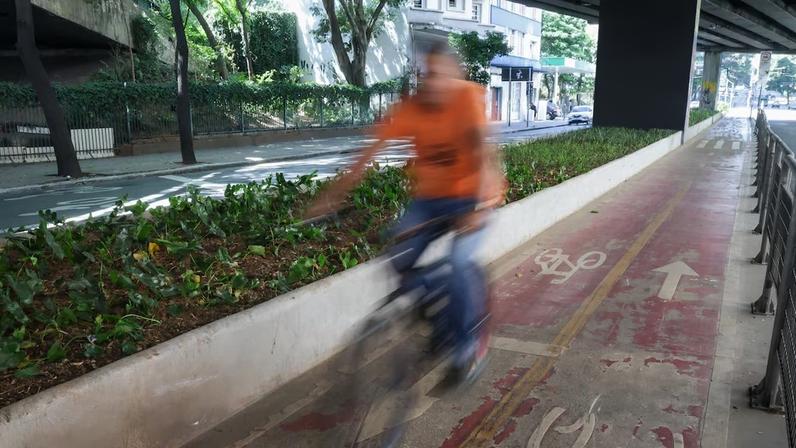 Ciclovia com pintura e sinalização deficientes abaixo do Elevado Presidente João Goulart, na região central da capital paulista.