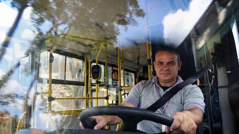 TQ SÃO PAULO 245.04.2026 ECONOMIA Edcarlos Quilelli, motorista de ônibus e Uber Matéria: As iniciativas do governo ligadas a benefícios dos eleitores (como isenção de IR para quem ganha até R$ 5 mil, jornada 6x1 e o Desenrola) parecem não estar se refletindo em termos de popularidade, que terão efeitos nas urnas. O personagem entrevistado é motorista de ônibus e, no único dia livre, trabalha de Uber. Mesmo assim, não consegue fechar as contas do mês. e tem a sensação de que a vida piorou nos últimos anos. Foto Tiago Queiroz/Estadão. Foto: tiago queiroz