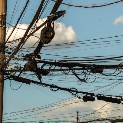 Falta de regulamentação de postes freia investimentos em banda larga, diz Abrint